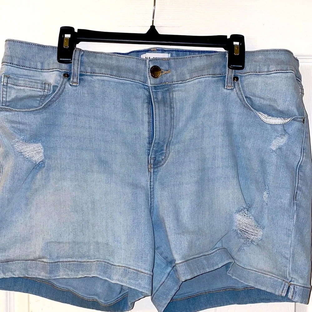 Lane Bryant Mid Rise Flex Magic Waistband Signature Short - Picture 2 of 6